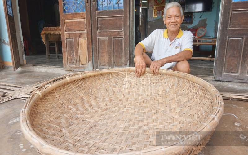 Một làng cổ ở Quảng Nam trăm năm đan một loại thuyền, sao giờ chỉ còn mỗi một người làm?